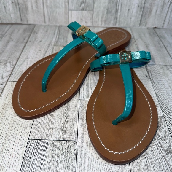 TORY BURCH Patent Leather Bow Accents T-Strap Sandals Size 7M✨ - Picture 5 of 13